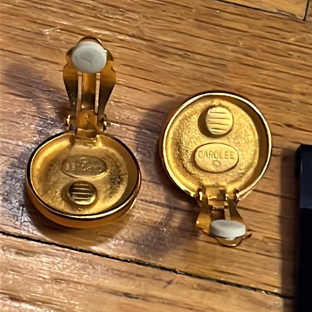 Carolee Gold Tone Textured Twist Dome Button Earrings RARE Clip On NEW ON CARD - Picture 4 of 6